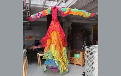 DOMENIKA KAESDORF/les 7 robes de l’Arc-en-Ciel