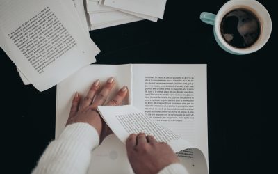 [arpentage] 𝑨𝒖 𝒃𝒐𝒏𝒉𝒆𝒖𝒓 𝒅𝒆𝒔 𝒎𝒐𝒓𝒕𝒔. 𝑹𝒆́𝒄𝒊𝒕𝒔 𝒅𝒆 𝒄𝒆𝒖𝒙 𝒒𝒖𝒊 𝒓𝒆𝒔𝒕𝒆𝒏𝒕 de Vinciane Despret